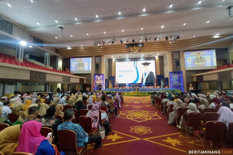 Hari kedua pelaksanaan pengukuhan guru besar UNP, Kamis (19/12) bertempat di Auditorium Kampus UNP Air Tawar Padang. Foto Humas UNP.