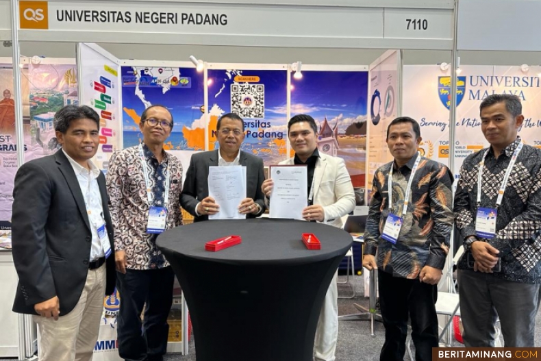 Rektor Universitas Negeri Padang Prof. Ganefri, Ph.D. menandatangani Nota Kesepahamam UNP dengan The American University of Science Honolulu United States pada Rabu (8/11) di Kuala Lumpur. Foto dokumentasi ET.