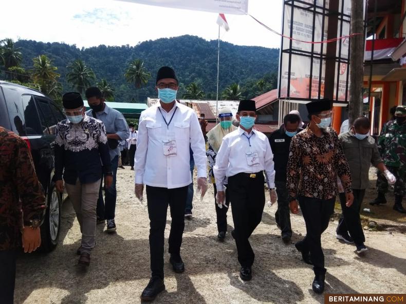 Pasangan Bakal Calon Bupati dan Wakil Bupati Solsel,  Abdul Rahman-Rosman Efendi berjalan kaki dari posko pemenangnya untuk mendaftar ke KPU,  Minggu   (6/9/2020). Foto: Afrizal. A