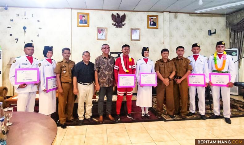 Wako Payakumbuh Bersama Nabil Asyura Dan Paskibraka. Poto : Dok.Diskominfo Payakumbuh