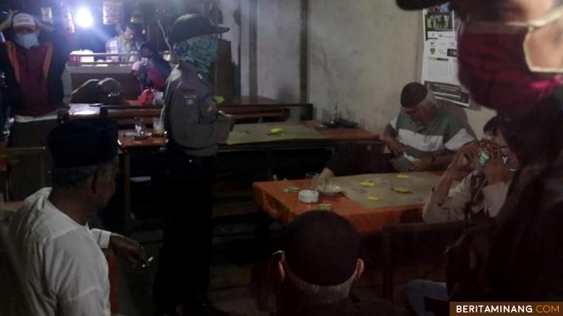 Tim Patroli Gugus Tugas Covid-19 Tanah Datar mendatangi warga keluar malam di warung. Foto Humas Tanah Datar