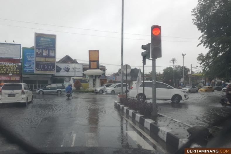 Kondisi pagi ini, Jumat (14/7) di Simpang DPRD Sumatera Barat, Khatib Sulaiman, Padang. Foto ET.