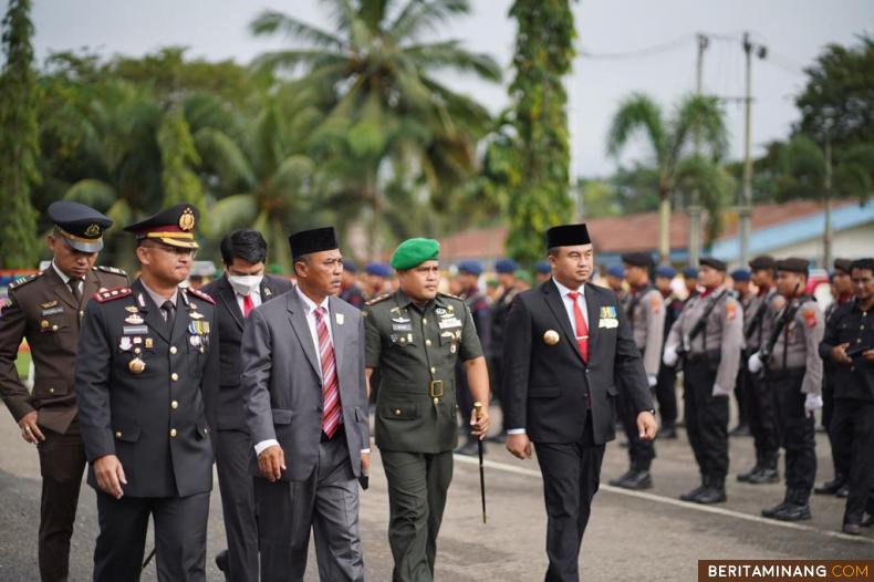 Bupati Dharmasraya, Sutan Riska Tuanku Kerajaan bersama Forkopimda saat menghadiri Upacara Peringatan Hari Ulang Tahun Bhayangkara ke 77 di Kabupaten Dharmasraya, yang dilaksanakan di Halaman Kantor Bupati Dharmasraya, Sabtu (01/07/2023). Foto: Kominfo Dharmasraya