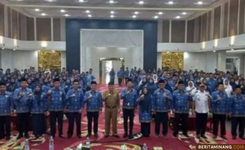 Para peserta foto bersama saat Seminar Penyuluhan Hukum dalam rangka memperingati HUT KORPRI ke-53 tahun 2024 di Pemerintah Kabupaten Dharmasraya, Senin (25/11/2024) di Auditorium Kantor Bupati Dharmasraya. Foto: Ist.