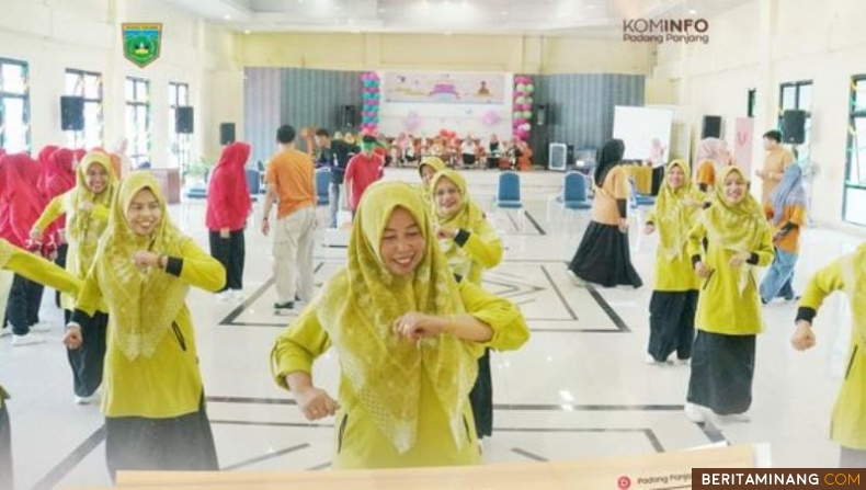 Suasana lomba menjadi terbaik dalam Ice Breaking Game Pekan Kreativitas Anak dan Pendidik PAUD Padang Panjang, Rabu (23/10/204). Foto:Kominfo Padang Panjang