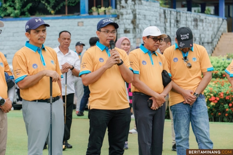 Rektor Universitas Negeri Padang Krismadinata, Ph.D saat memberikan sambutan di ILUNI UNP Golf Tournement IV 2024 bertempat di Batam Island Country Club, pada Minggu (20/10/2024). Foto: Humas UNP