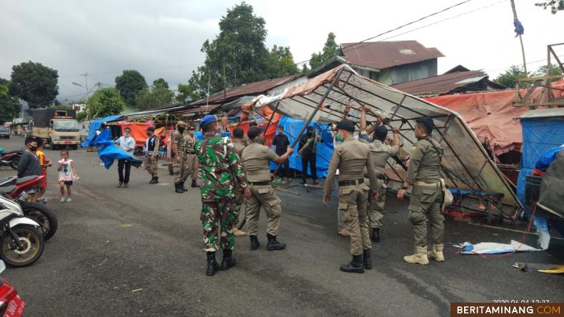 Tim Gabungan sedang melakukan penertiban lapak pedagang di Pasar Kuliner Padang Panjang.