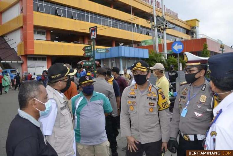 Wawako Hendri Septa bersama Kapolresta Padang Kombes Pol Yulmar Try Himawan saat meninjau Pasar Raya. Foto Humas Padang