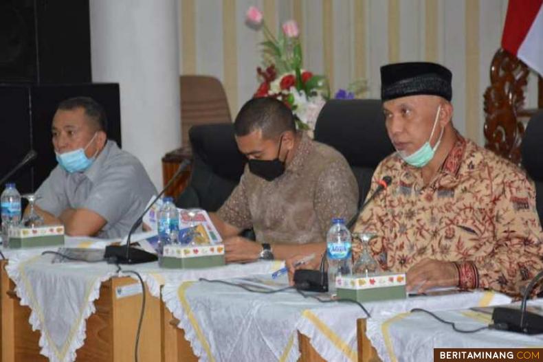 Gubernur Sumatera Barat Mahyeldi bersama Wagub Audy Joinaldy dan Sekdaprov Alwis saat menjelaskan soal jalan Tol Padang-Pekanbaru. Foto: Humas Sumbar