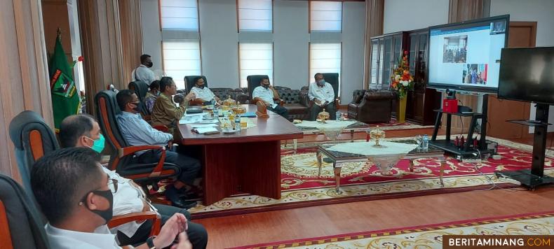 Gubernur Irwan Prayitno saat vicom persiapan New Normal dengan bupati dan walikota. Foto Humas Sumbar