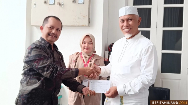 Gubernur Mahyeldi di Kediamannya, Minggu (11/2/2024) usai menerima surat pemberitahuan atau formulir model C pemberitahuan dari petugas Kelompok Penyelenggara Pemungutan Suara (KPPS) setempat. Foto: Adpim Sumbar