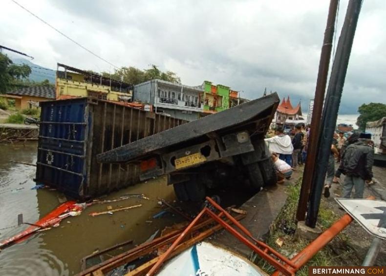 Truk tronton yang mengalami nasib naas masuk ke kolom akibat kecelakaan beruntun. Ist/Net