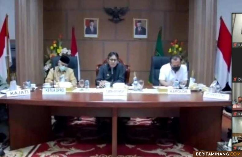 Gubernur Irwan Prayitno bersama Ketua DPRD Supardi dan Kapolda Irjen Pol Toni Harmanto saat vicon dengan bupati dan walikota se Sumbar tentang pelaksanaan Perda AKB. Foto Kominfo Padang Panjang