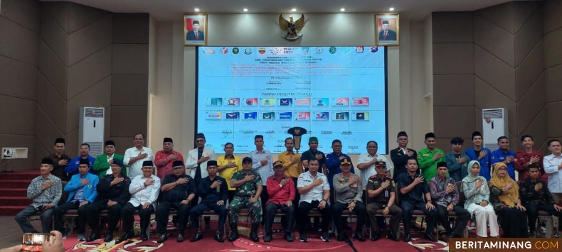 Foto bersama para undangan yang hadir dalam acara deklarasi Pemilu Damai 2024 di Gedung Audotarium kantor Bupati Dharmasraya, Selasa (29/08/2023). Foto: Humas Polres Dharmasraya