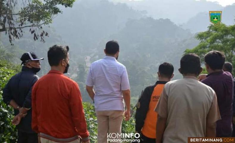 Walikota, H. Fadly Amran, BBA Datuak Paduko (membelakangi lensa) melihat keindahan panorama di Puncak Silaiang Indah.