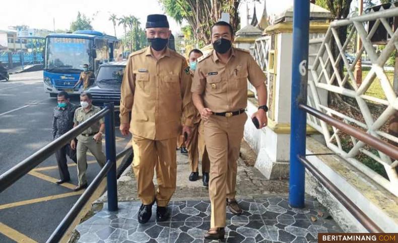 Gubernur Mahyeldi Ansharullah dan Wakil Gubernur Sumatera Barat (Sumbar) Audy Joinaldy berjalan kaki dari Kantor Gubernur menuju Mapolda Sumbar. Foto: Humas Sumbar