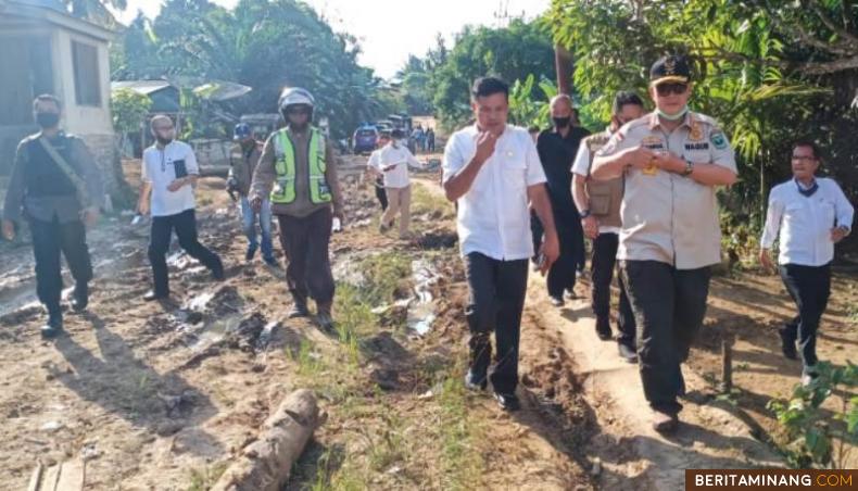 Wagub Nasrul Abit bersama rombongan dalam kunjungan ke daerah terpencil di Pasaman. Foto Humas Sumbar