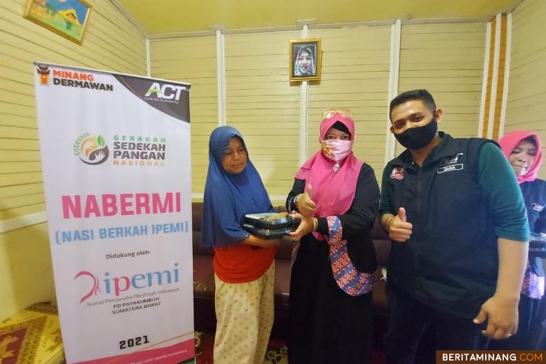 IPEMI Bekerjasama dengan ACT Payakumbuh Bagikan 100 Nasi Bungkus.