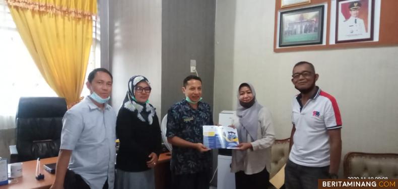 Tim sosialisasi ISI Padang Panjang dibawah koordinator PD I Fak. Seni Rupa dan Desain Dr. Rosta Minawati didampingi anggota lainnya saat menyerahkan brosur sosialisasi ISI pada Kepsek SMK 1 Solsel Efrizol, Kamis (19/11/2020). Afrizal A