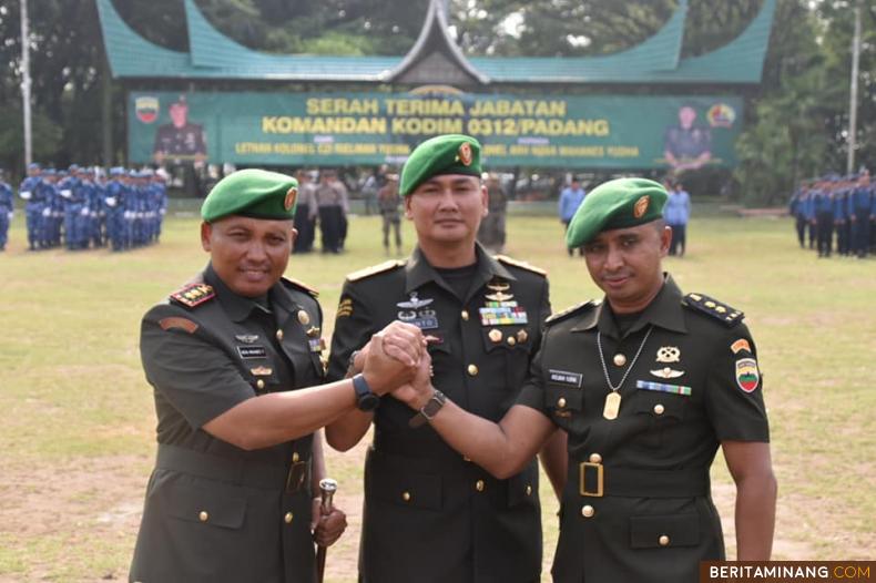 Danrem 032/Wirabraja Brigjen Inf Kunto Arief Wibowo salam komando dengan kedua pajabat yang berganti. Humas Padang