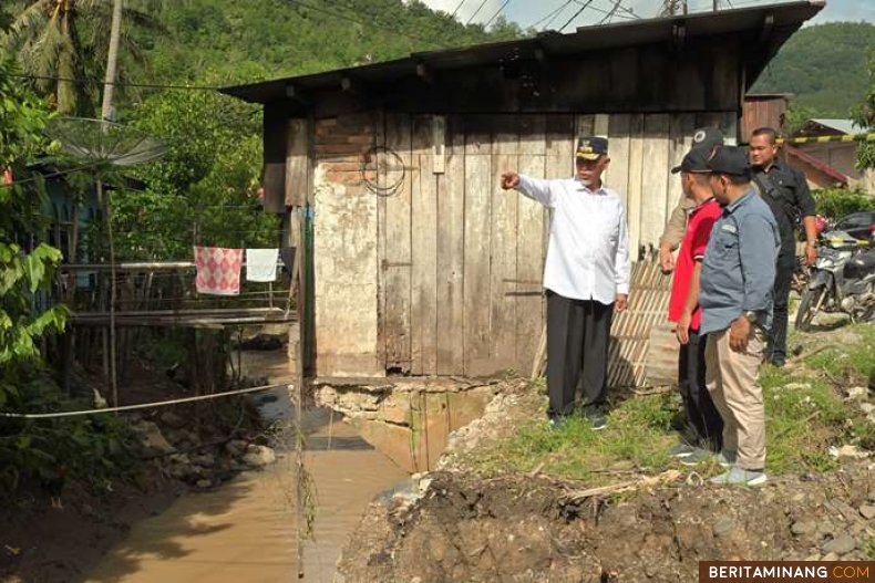 Gubernur Sumatera Barat (Sumbar) Mahyeldi Ansharullah saat meninjau jalan yang amblas di Jalur lintas Sumatera di Desa Silungkang Oso, Kecamatan Silungkang, Kota Sawahlunto, Sabtu (30/12/2023). Foto: Adpim Sumbar