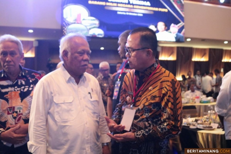 Pjs Wako Bukittinggi Melakukan pembicaraan serius dengan Menteri PUPR Usai serah terima pengelolaan jalan Sudirman di Kota Bukittinggi di Auditorium Kementerian PUPR,Kamis,(10/10) Foto : Dok Diskominfobkt