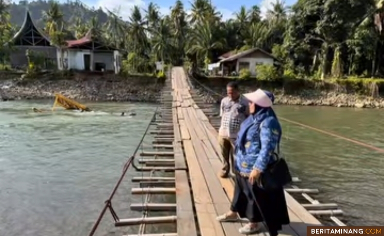 Kondisi Jembatan Gantung yang melewati sungai di Pelangai Gadang,Kecamatan Ranah Pesisir, Kabupaten Pesisir Selatan. Foto: Kominfo Pessel