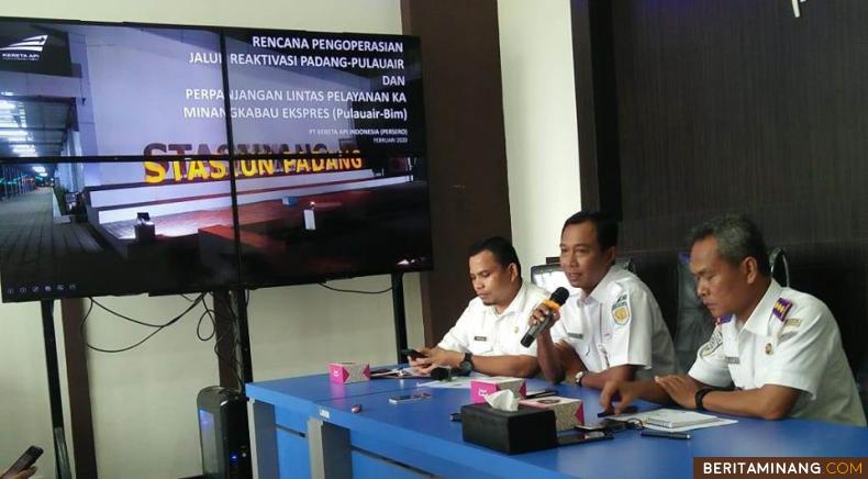 Kepala Balai Teknik Perkeretaapian Kelas II Wilayah Sumatera Barat Suranto Ato dalam diseminasi informasi bersama Diskominfo Padang di Media Center Balai Kota Padang. Humas Padang