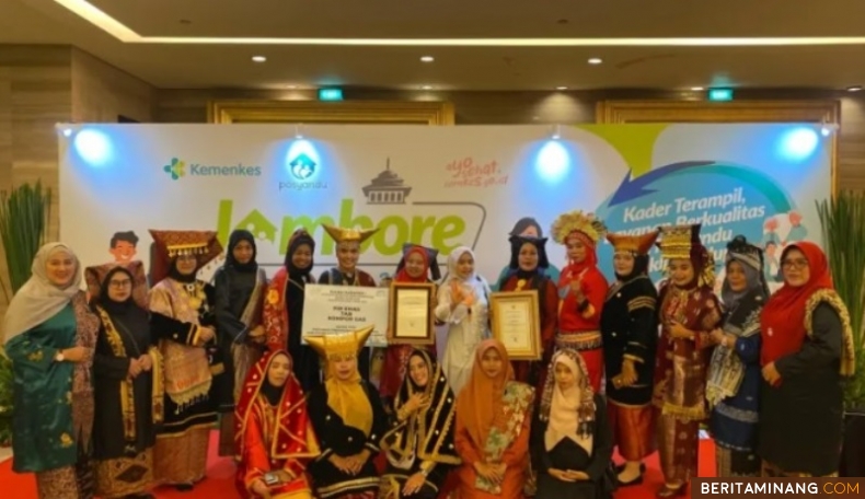 Foto bersama Kader Posyandu Intan Sari Nagari Sungai Rumbai, Kabupaten Dharmasraya, Elvawati yang diundang untuk mengikuti Jambore Kader Tingkat Nasional tahun 2024 yang berlangsung di Kota Bandung, Jawa Barat. Foto: Kominfo Dharmasraya