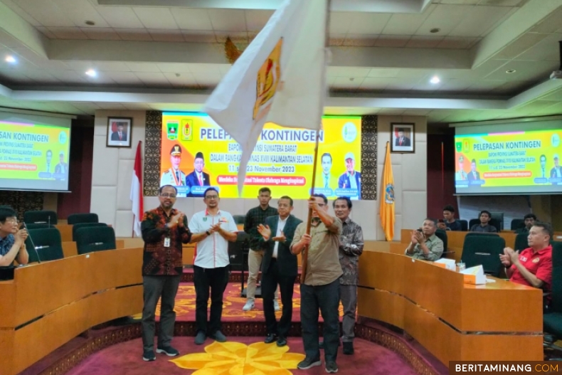 Drs. Maifrizon, M.Si. melepas Kontingen Badan Pembina Olahraga Mahasiswa Indonesia (BAPOMI) Provinsi Sumatera Barat ke Kalimantan Selatan pada Kamis (9/11) di Universitas Negeri Padang. Foto ET/HA