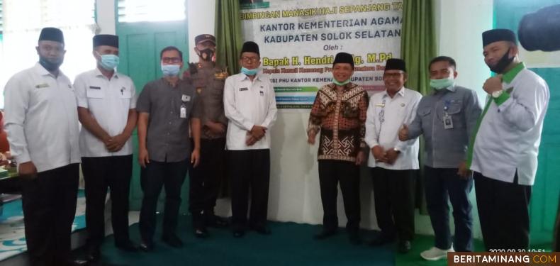 Usai Launching,  Kabid PHU Kanwil Kemenag, H. Joben, Plh. Sekdakab. H. Fidel Efendi, Kapolres AKBP. Tedy Purnanto, Plt. Kadisdikpora Novrizon, Pemimpin Bank Nagari Padang Aro,  Zul Fahmi, Pimpinan Cabang Pembantu BRI Padang Aro, Agus Suryawan, Kasi PHU, dan Kasi Pendis Kemenag Solsel. Syaiful Anwar, dan Mahadolok R, lakukan foto bersama. Foto-Foto: Afrizal A