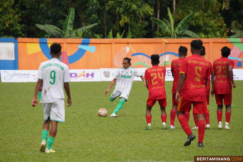 Suasana pertandingan PSPP Padang Panjang kontra Batang Anai FC yang berakhir dengan skor 1-0 di GOR Durian Gadang Sungai Sarik, Kabupaten Padang Pariaman, Ahad (24/12/2023). Foto: Kominfo Padang Panjang