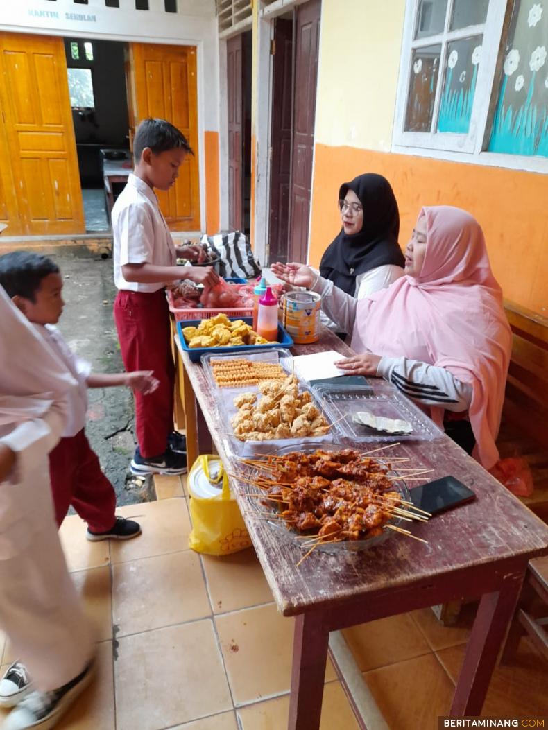 Aktifitas kantin sekolah, UPT SDN 04 Ujung Jalan, yang dikelolah secara profesional dan menghasilkan berbagai keuntungan. Foto Afrizal Amir