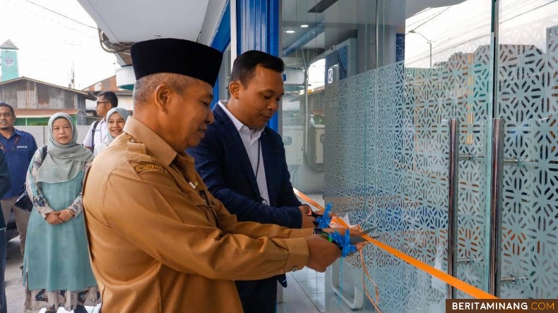 Plt. Camat PPT, Gusrial, S.Sos, Senin (29/1/2024)  saat hadiri operasional BRI di Jalan KH Ahmad Dahlan depan Arena Mart, Kelurahan Guguk Malintang (Gumala), Kecamatan Padang Panjang Timur (PPT). Foto: Kominfo Padang Panjang