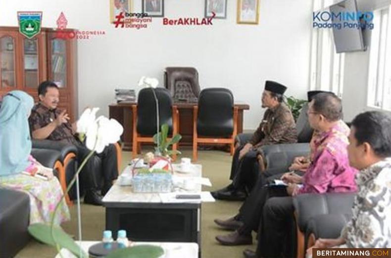 Kepala Kantor Kemenag, Drs. H. Alizar, M.Ag Datuak Sindo Nan Tongga saat beraudiensi dengan Wakil Wali Kota, Drs. Asrul, Kamis (13/10/2022) di Balai Kota. Foto: Kominfo Padang Panjang