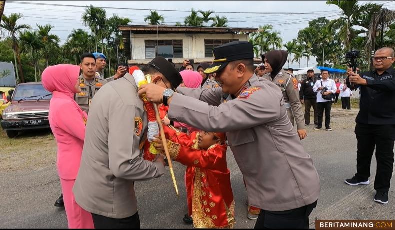 Kapolda Sumbar Irjen Pol Suharyono tengah menerima kalungan bunga dari Kapolres Sawahlunto AKBP Purwanto Hari Subekti,S.Sos saat Kapolda bersama Ibu Bhayangkari mengunjungi Polres Sawahlunto, Selasa (13/3/2023).Foto : Iyos