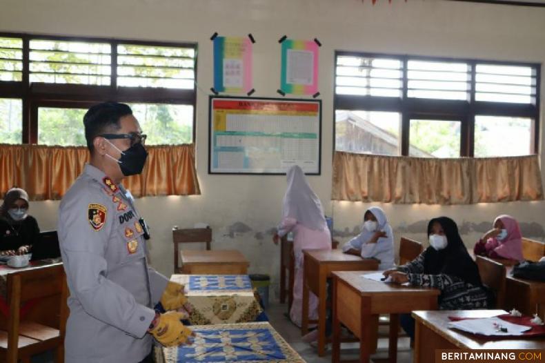 Kapolres Bukittinggi Berikan Sosialisasi Vaksinasi Kepada Wali Murid SD 18 Koto Tangah Tilkam