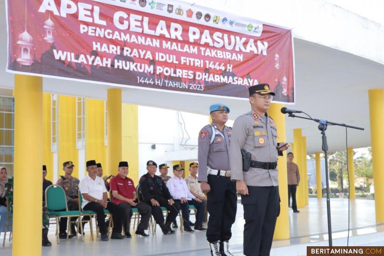 Kapolres Dharmasraya AKBP Nurhadiansyah, SIK memimpin apel pengamanan malam takbiran hari raya Idul Fitri 1444 H, di halaman Mesjid Agung Dharmasraya Kecamatan Sitiung Kabupaten Dharmasraya Kamis (21/4/2023) sore. Foto: Eko