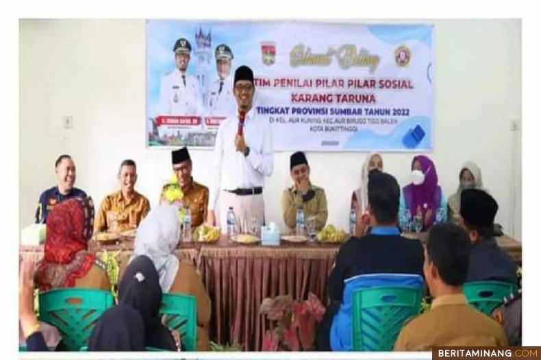 Wako Erman Safar tengah memberikan sambutan pada penilaian pilar pilar sosial Karang Taruna tingkat propinsi Sumatera Barat yang diwakili KT. Gema Kelurahan Aur Kuning