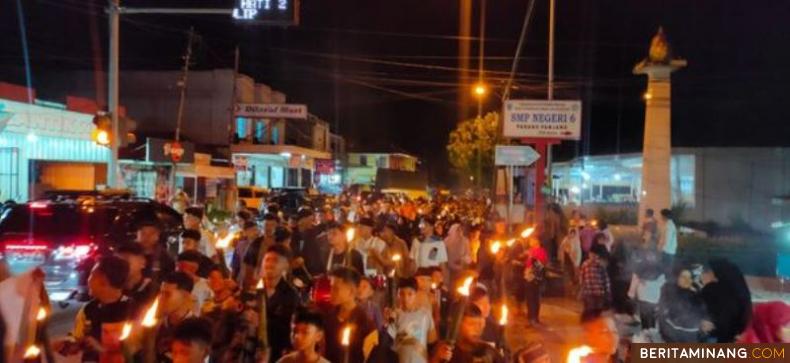 Karang Taruna Tunas Harapan, Kelurahan Ngalau bersama tokoh masyarakat, TBM Kelok Kreatif dan TPA se-Ngalau melaksanakan takbiran keliling sepanjang Jalan Ahmad Yani, Kamis (20/4/2023) malam. Foto: Kominfo Padang Panjang