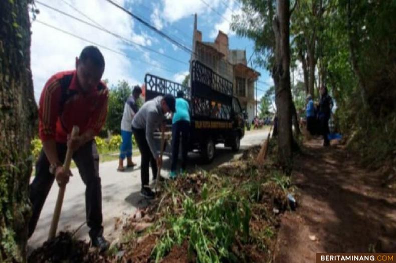 Kegiatan goro di galakkan di setiap Kelurahan yang ada di Bukittinggi untuk menekan angka kasus DBD. Foto : Dok Diskominfobkt