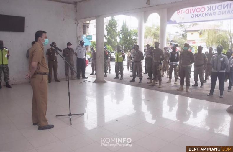 Sekretaris Daerah Kota Padang Panjang Sonny Budaya Putra, AP, M.Si saat pimpin apel PSBB.