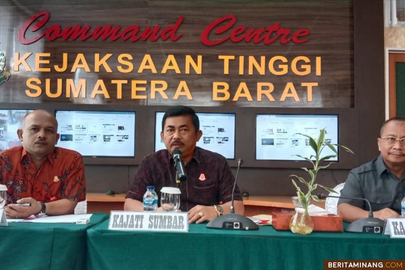 Kepala Kejaksaan Tinggi Sumbar, Priyanto saat jumpa pers. MTS