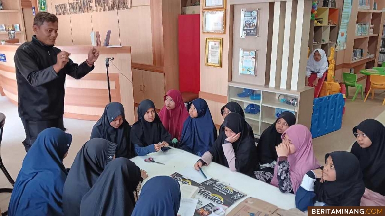 Suasana Kelas Kreatif Pelatihan Daur Ulang Sampah yang diadakan Dinas Perpustakaan dan Kearsipan (DPK) Kota Padang Panjang, Ahad (13/10/2024). Foto: Kominfo Padang Panjang