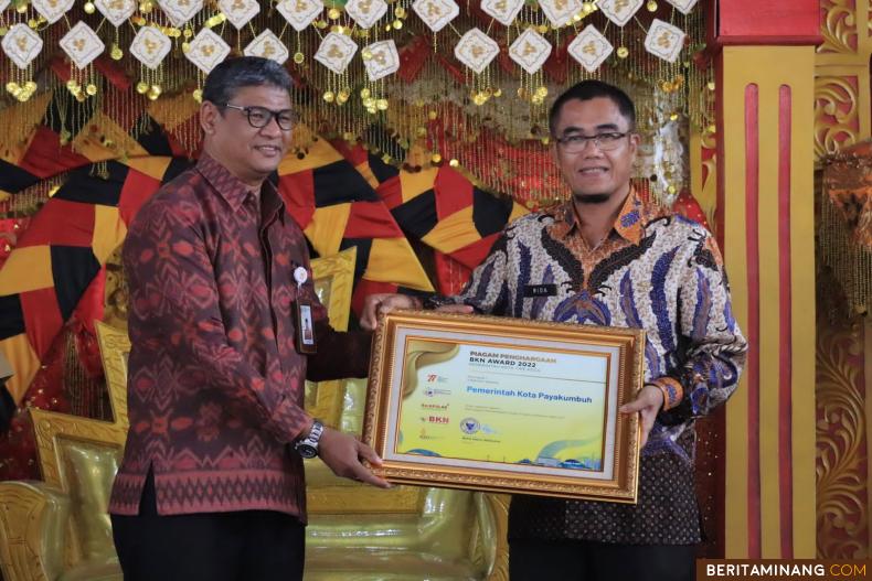 Sekda Kota Payakumbuh  Rida Ananda Saat Menerima BKN Award. Foto : Dok.Kominfo Payakumbuh