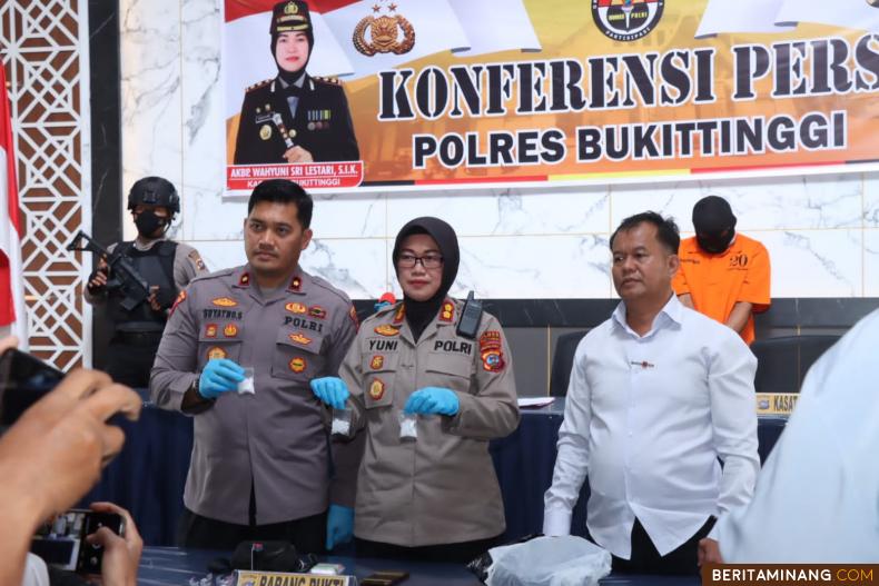 Kapolres Bukittinggi memperlihatkan barang bukti narkoba yang berhasil diamankan dari tersangka D. Foto : Dok Humasresbkt