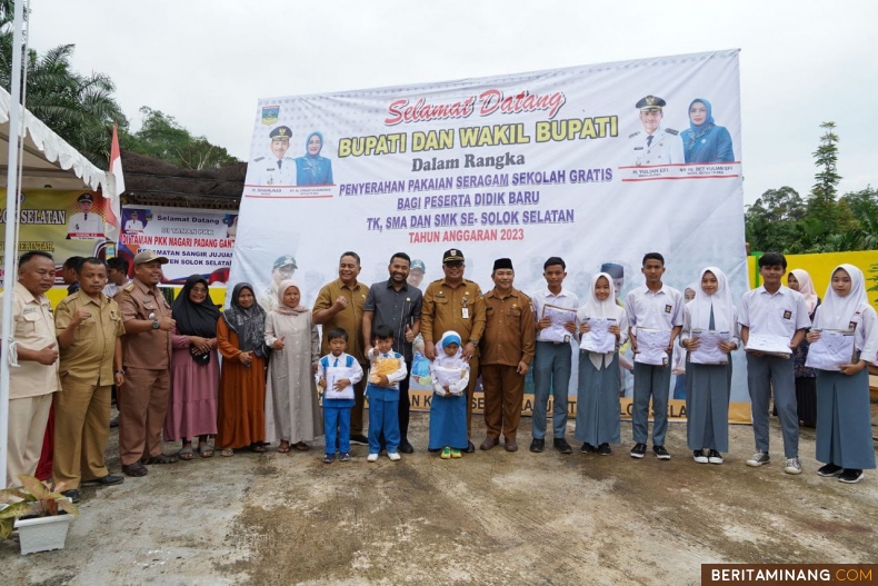 Sekdakab Solsel Dr. H. Syamsurizaldi, Ketua DPRD Solsel Zigo Rolanda bersama pejabat Pemda Solsel, guru dan siswa foto bersama usai serahkan seragam gratis,  Selasa (21/11/2022). Foto Diskominfo