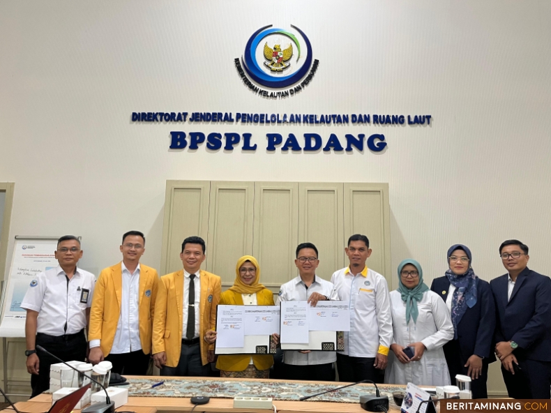 Foto bersama Dekan Fakultas Pariwisata dan Perhotelan (FPP) Prof.Dra.Asmar Yulastri, M.Pd., Ph.D dengan Kepala Balai Pengelolaan Sumber Daya Pesisir dan Laut (BPSPL) Padang Fajar Kurniawan, S.T., M.AP. M.MG di Ruang Selat Bunga Laut Kantor BPSPL Padang,usai teken kerjasaman. Foto: Humas UNP