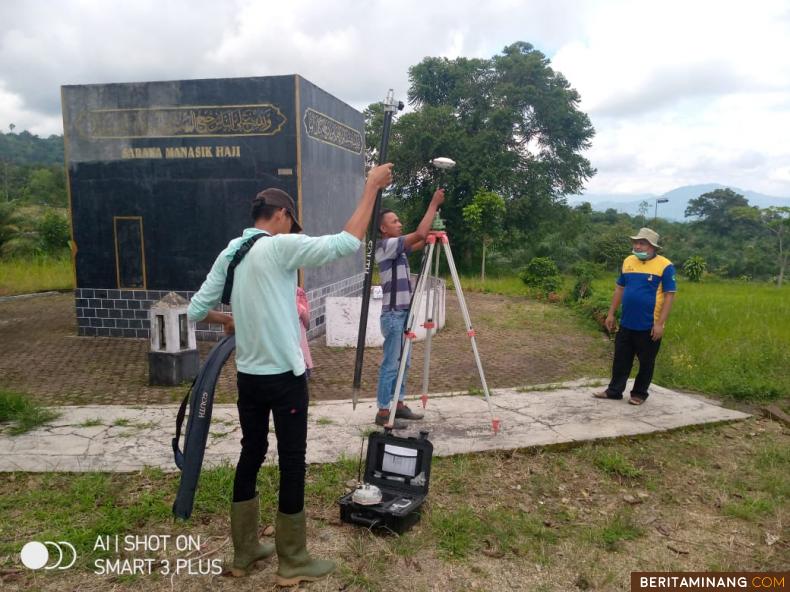 Petugas sedang melakukan pengukuran lahan Kantor Kementerian Agama Solsel untuk penerbitan sertifikat, Jumat (18/9/2020). Foto: Afrizal. A