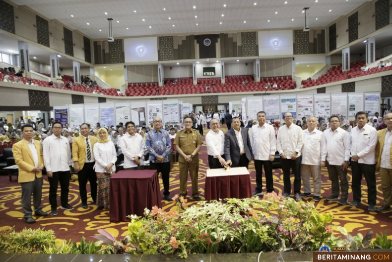 Kepala Badan Riset Inovasi Nasional (BRIN), Laksana Tri Handoko bersama Rektor UNP Prof. Ganefri, Ph.D serta Gubernur Sumatera Barat saat membuka kegiatan UNP Expo 2023 di Auditorium UNP, Senin (4/12/2023).